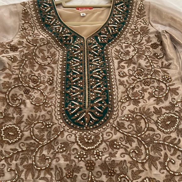 Indian dress size medium comes with scarf and pants. - Picture 5 of 6